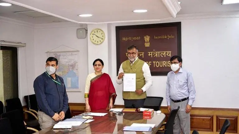 Tourism ministry signs MoU with TAAI, FLO