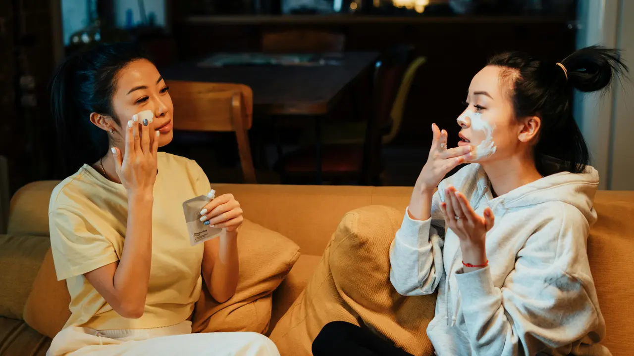 Dos And Don'ts Of Layering Skincare Products To Reap Their Full Benefits Dos And Don'ts Of Layering Skincare