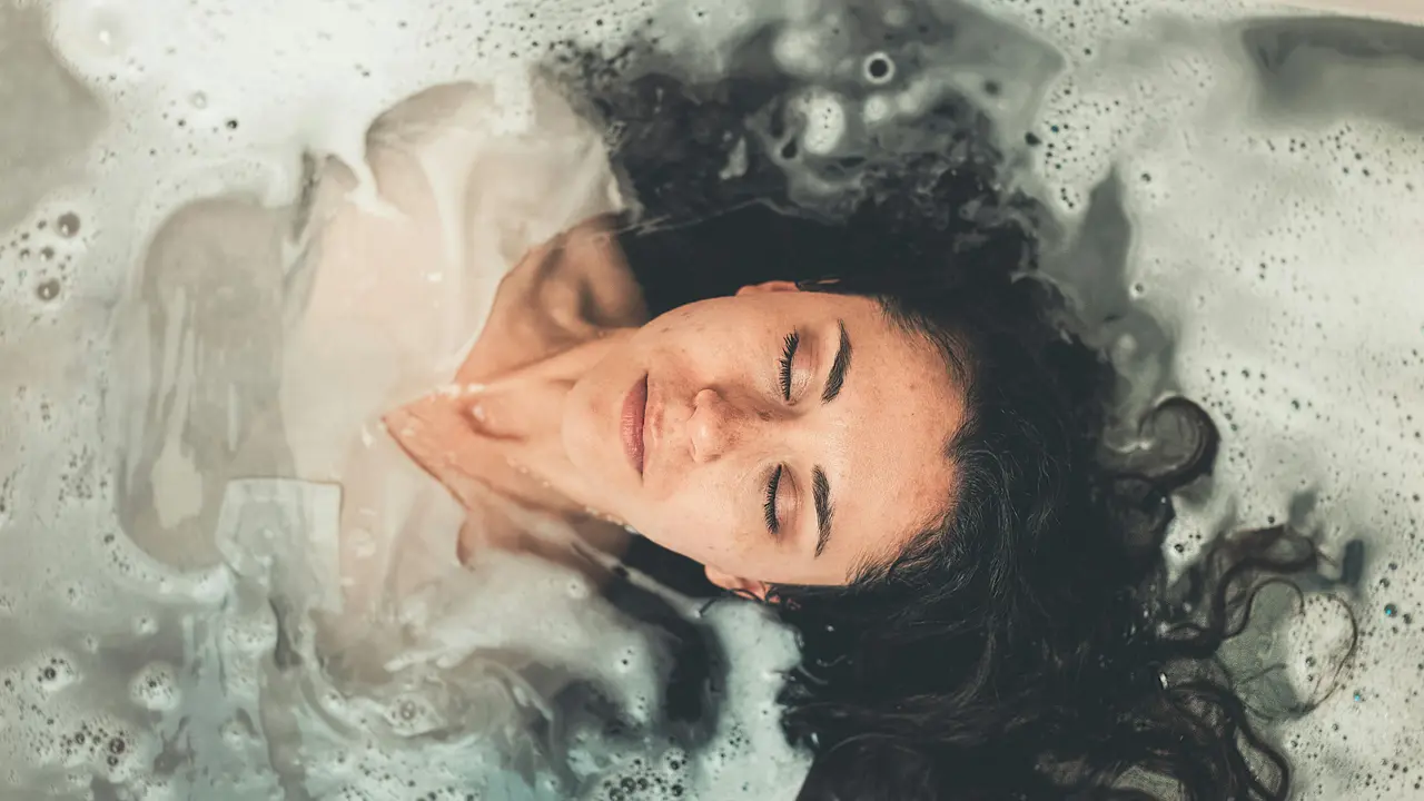 Reverse Conditioning - What Is It, How Can This DIY Method Improve Your Hair Quality | Explained Representative image of hair washing