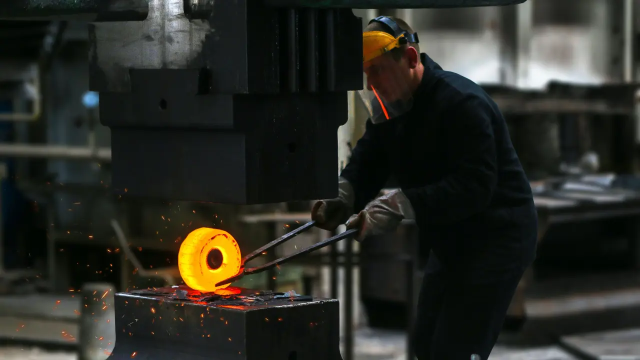 Business activity grows at four-month high in January: Survey China's manufacturing sector