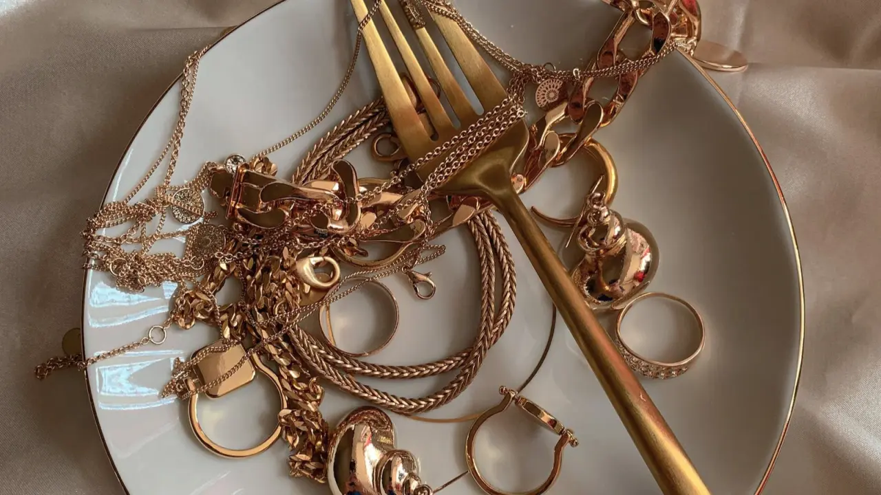 ठाणे में चेन छिनैती का आरोपी गिरफ्तार, 9.28 लाख रुपये के सोने के आभूषण बरामद The younger generation's increased spending on jewellery, particularly diamonds, highlights a trend of self-expression and independence, with the wedding season boosting consumer sentiment.