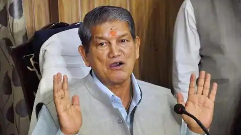 Senior Cong leader Harish Rawat joins farmers protest at Ghazipur border, demands withdrawal of agri laws