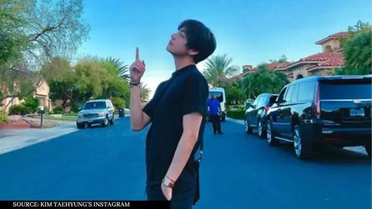 BTS member Kim Taehyung uses sign language to wish graduates, ARMY goes gaga BTS