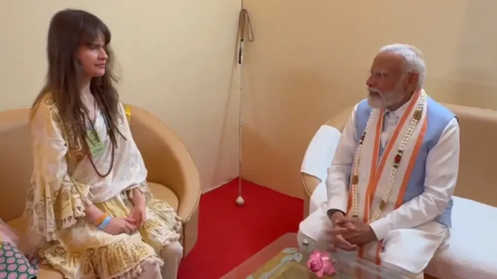 PM Narendra Modi Meets Mann Ki Baat Fame German Singer Cassandra Mae Spittmann, Watch Video PM Modi with Cassandra Mae Spittmann