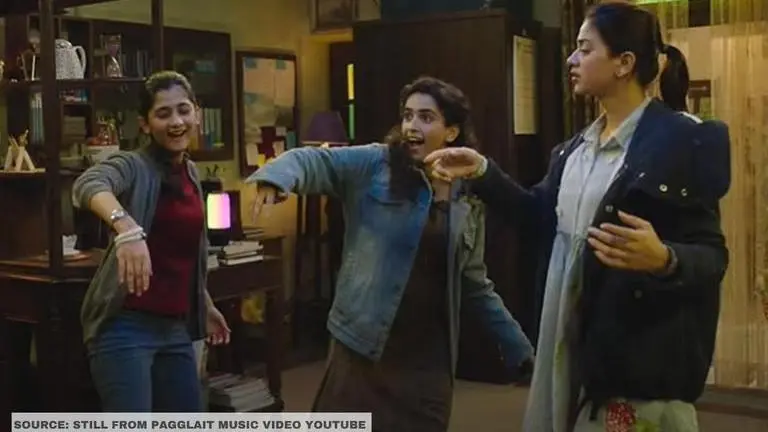 'Pagglait' title track a foot-tapping number by Arijit Singh, Raftaar and Amrita Singh Paggalait's title track
