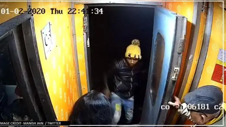 Video shows thief snatching woman's bag from train, netizens ask officials to probe video