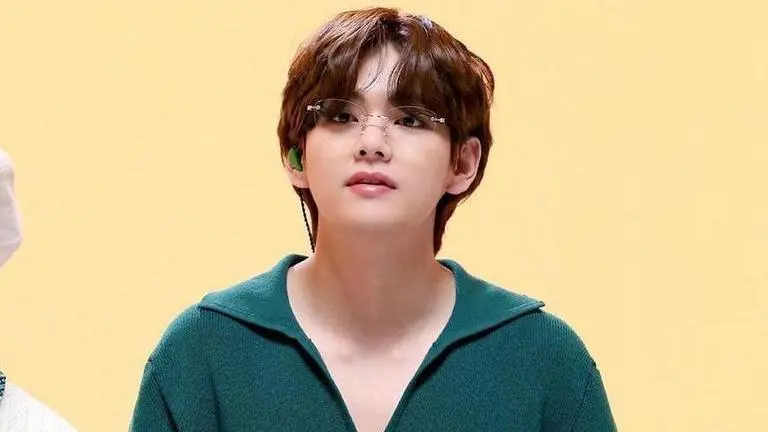 BTS V blushes after fan sends a love note to the K-pop idol | WATCH BTS V