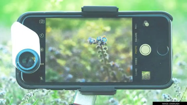 How to click macro photographs on older iPhones using telephoto and external macro lens?