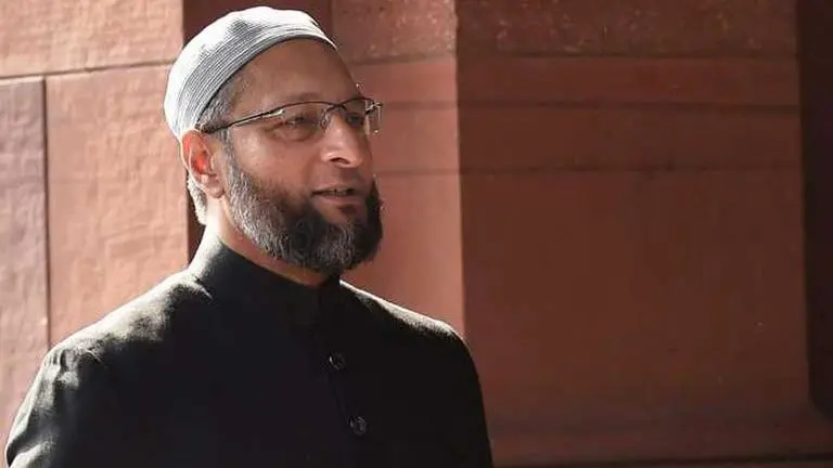 Owaisi visits Bengal, holds meeting with religious leader