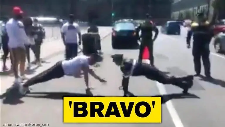 Protestor gets into push-up match with police officer in Mexico, netizens cheer the spirit Protester has push-up match with officer in Mexico City