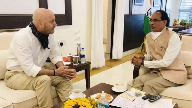 Anupam Kher thanks MP CM Shivraj Chouhan for support as he wraps up 'The Last Show' Anupam Kher thanks CM Shivraj Chouhan for supporting his 'dream' film 'The Last Show'