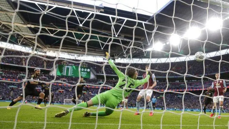 Man City beats Aston Villa 2-1, wins 3rd straight League Cup
