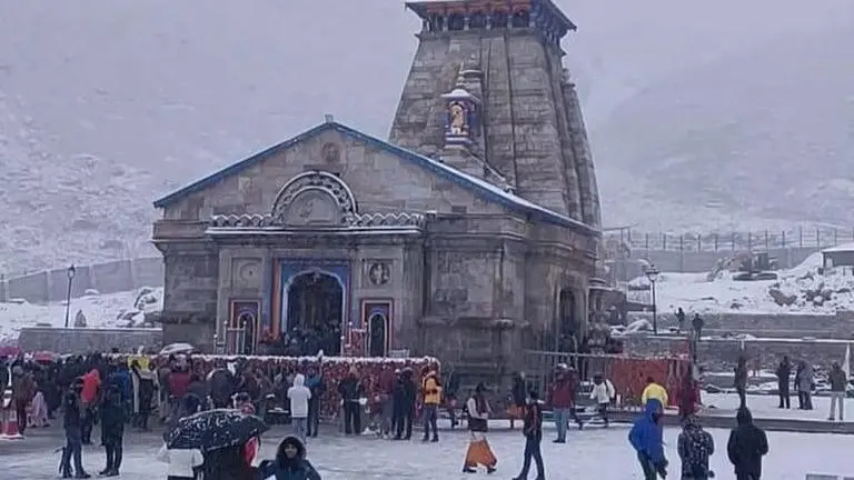 Fresh snowfall in Kedarnath, police urge pilgrims to follow weather forecasts