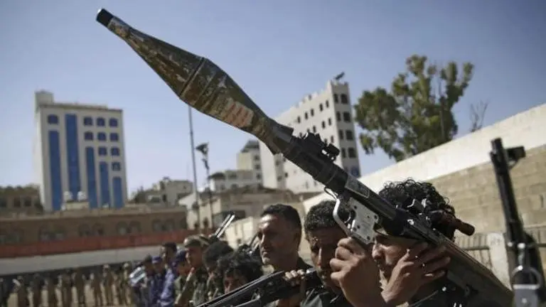 Yemen rebels fire missile at Saudi oil tanks