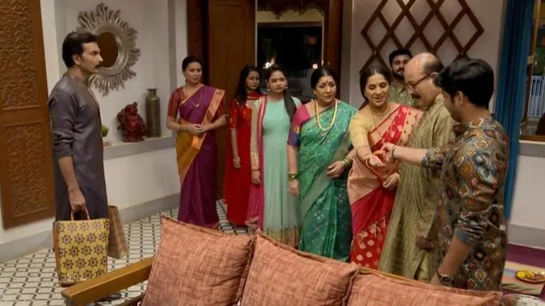 aai kuthe kay karte episode