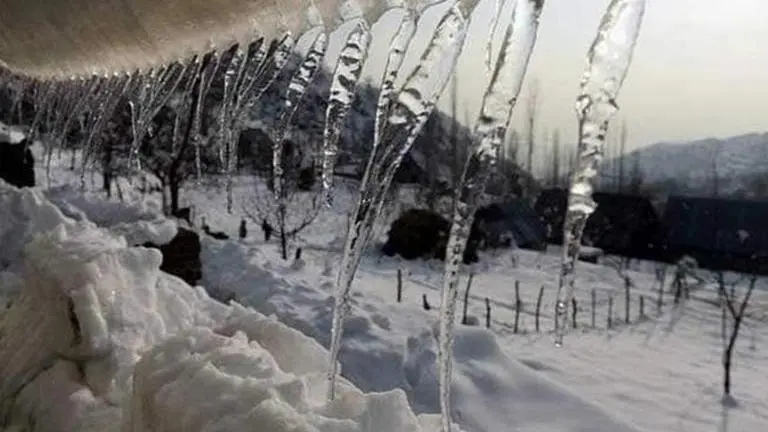 North India continues experiencing winter chills, Dal lake in Srinagar freezes partially North India