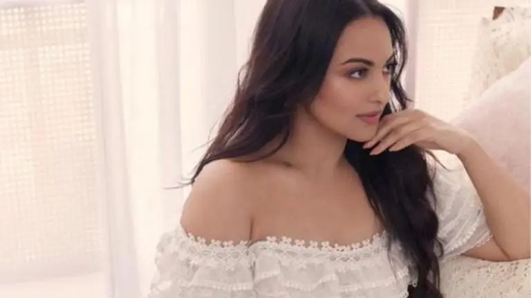 Sonakshi Sinha shows how she waits when her 'order has shipped' | Watch Sonakshi Sinha