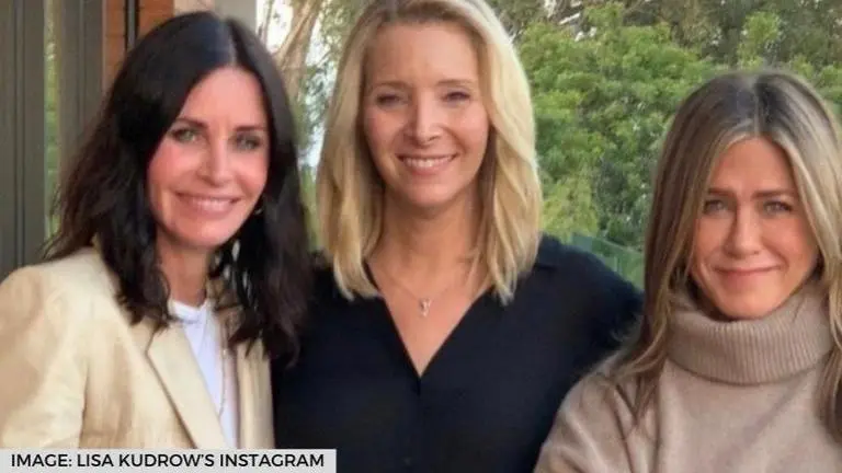 'FRIENDS': All you need to know about 'FRIENDS' star Lisa Kudrow's net worth lisa kudrow net worth 2021
