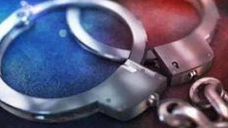 Man, woman held for supplying illicit liquor in Delhi