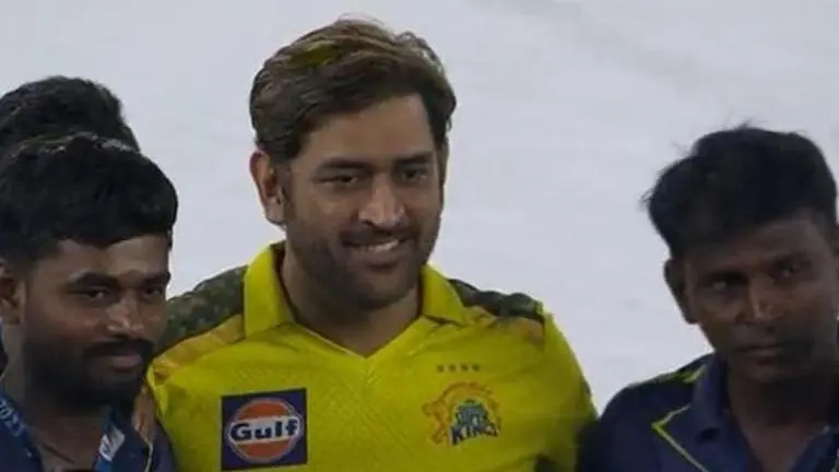 IPL 2023: Dhoni makes special gesture for groundsmen to acknowledge their efforts - WATCH MS Dhoni