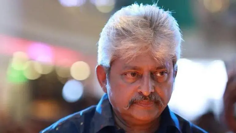 Malayalam director Rajasenan arrives at Njanum Pinnoru Njanum premiere in saree Malayalam director Rajasenan