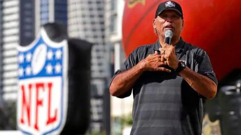 Hall of Famers reach out to youth with messages of strength