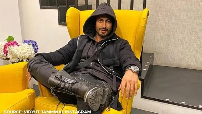Vidyut Jammwal befriends a camel on his trip, says "Wear a mask, it’s not over yet" Vidyut Jammwal