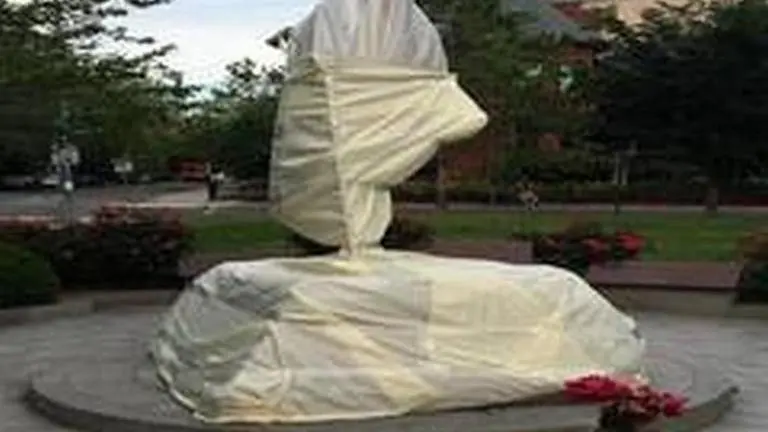 IOC expresses displeasure at desecration of Mahatma statue