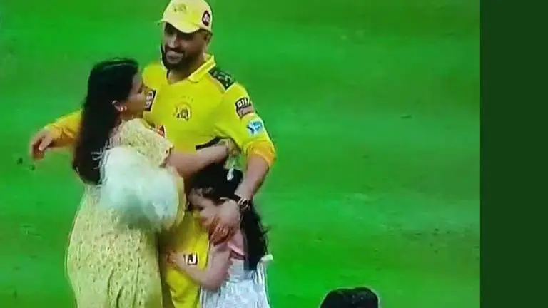 MS Dhoni hugs Sakshi Dhoni, daughter Ziva on field after CSK wins its 4th IPL title; Watch MS Dhoni