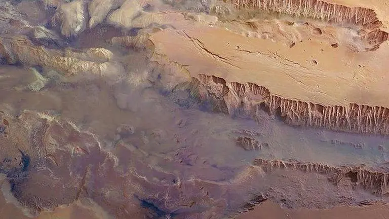 ESA's Mars Orbiter finds water in Mars' 'Grand Canyon' area as big as the Netherlands Mars