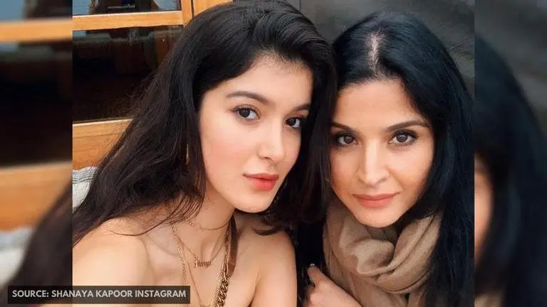 Maheep Kapoor takes walk down memory lane; shares unseen photo of Shanaya Kapoor Maheep Kapoor