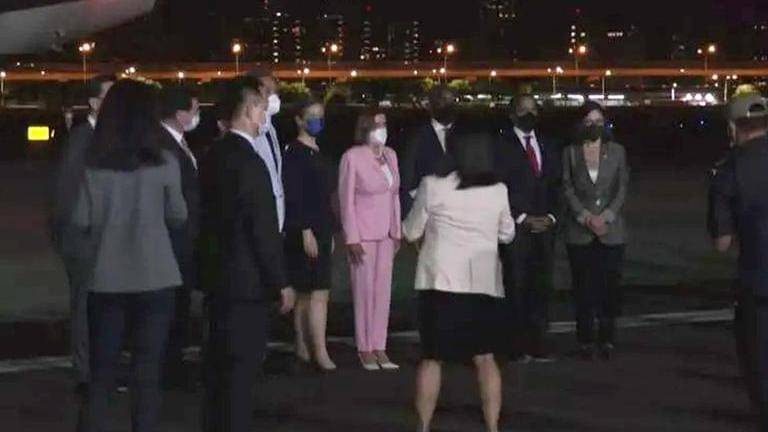 Us house speaker nancy pelosi lands in taiwan even as china mobilises forces after warning