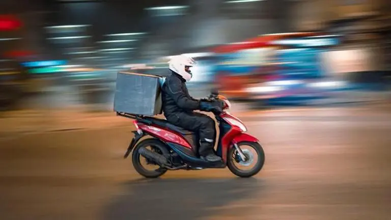Food delivery agent receives order from 1,190 km away; asks customer to "make sandwich" US