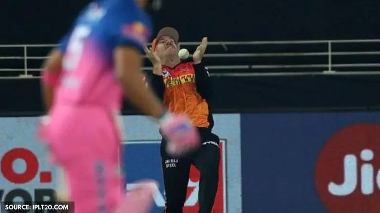David Warner's juggling catch applauded by fans during Rajasthan vs Hyderabad david warner