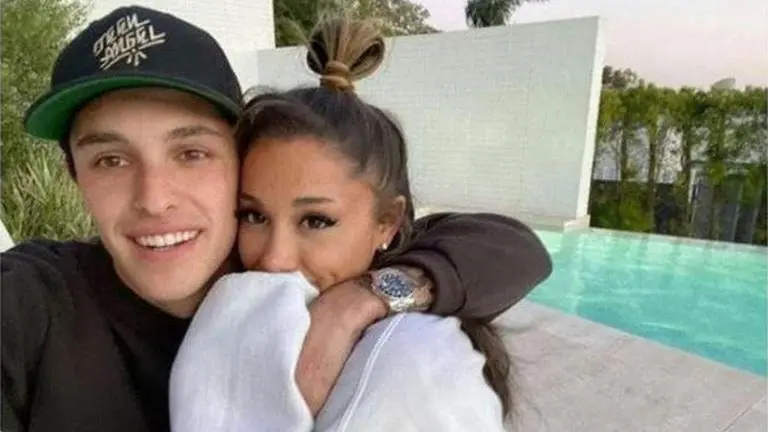 Ariana Grande shares an adorable poolside photo with her boyfriend Dalton Gomez ariana grande