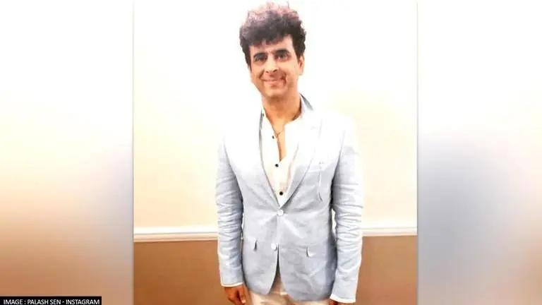 Palash Sen gives a message to fellow country men as he waves the tri-colour Palash Sen