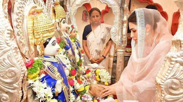 Adipurush star Kriti Sanon offers prayers at Ram Mandir after Janaki poster release adipurush