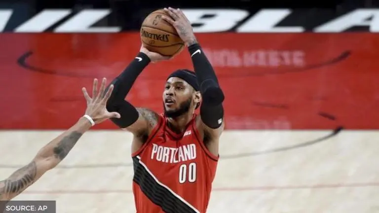 Carmelo Anthony LASHES OUT at heckler demanding his retirement during Pelicans game Carmelo Anthony