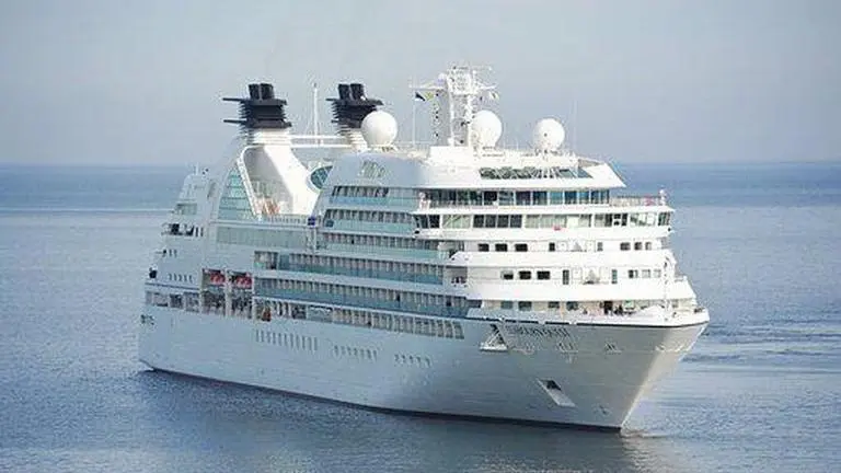 US passenger killed as enormous ‘rogue wave’ hits Antarctic cruise ship Antarctic cruise ship