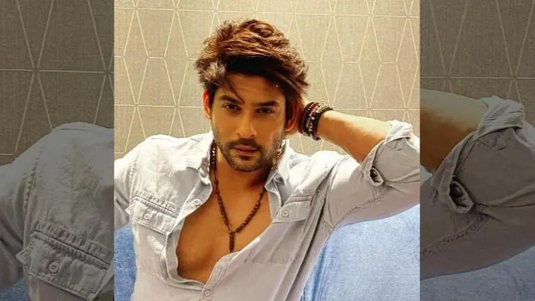 Sidharth Shukla spotted in casual avatar while shooting for upcoming project in Mumbai Sidharth Shukla