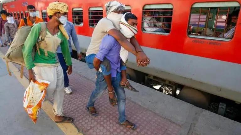 UP: Over 4,600 workers arrive from Maharashtra, Gujarat