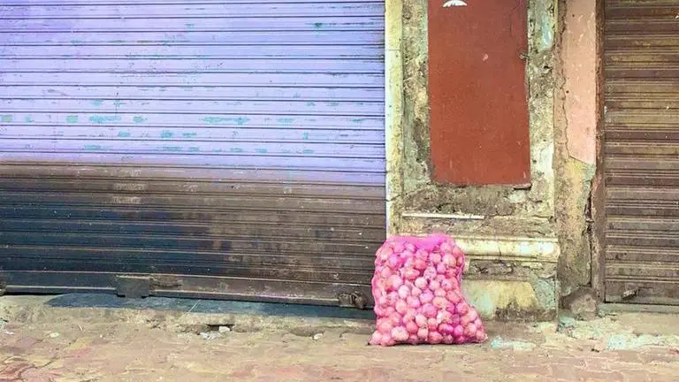Photo of an unguarded sack of onions in Mumbai outside restaurant goes viral Mumbai