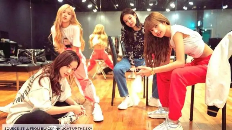 Blackpink Light Up the Sky deleted scene: Rose and Jennie talk about Jennie's pants blackpink light up the sky