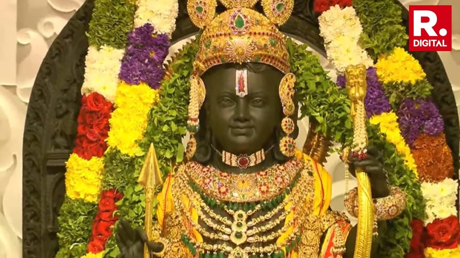 Divine First Darshan of Majestic Ram Lalla After Auspicious Pran ...