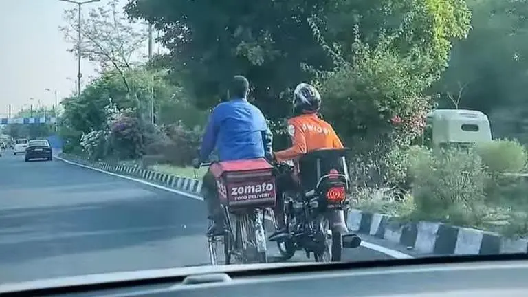 Zomato-Swiggy delivery executives bonding on Delhi road sets friendship goals; video viral Delhi