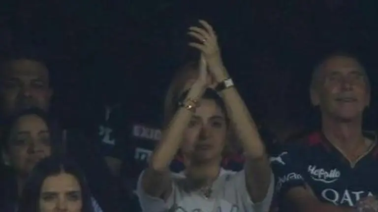 IPL 2023: Anushka Sharma goes through a rollercoaster of emotions in Kohli vs Dhoni battle anushka sharma