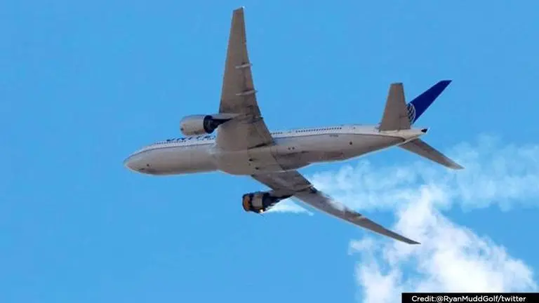 Viral video of plane eerily suspended mid air takes internet by storm, netizens stunned Airplane stuck in mid-air