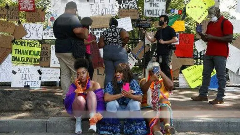 Richmond protesters topple Columbus statue, throw it in lake Richmond protesters topple Columbus statue, throw it in lake