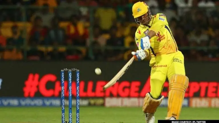 MS Dhoni's 84* at Chinnaswamy gives Virat Kohli's RCB huge scare in IPL 2019; watch video MS Dhoni