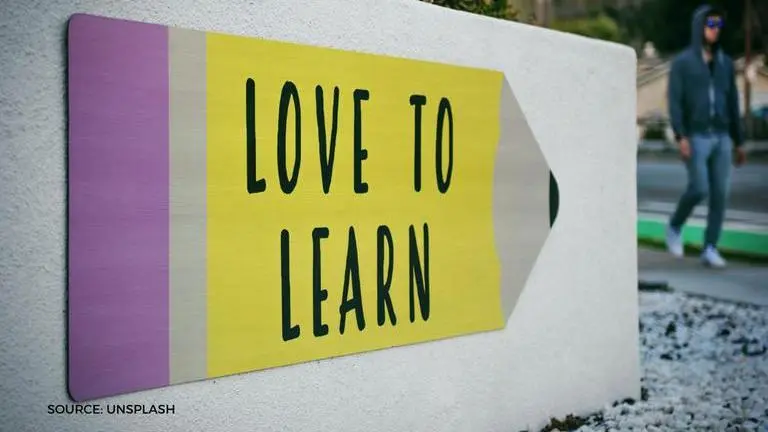 7 Free Educational Apps for students to improve their knowledge with free courses Source: Unsplash